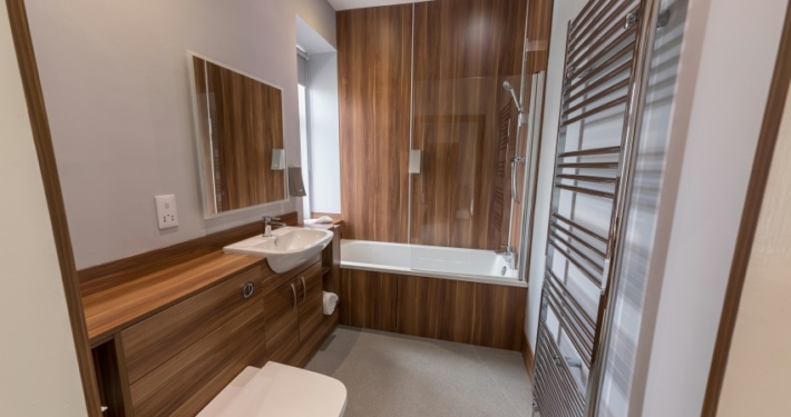 Ensuite facilities in premier NC500 room with bath
