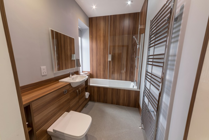 Ensuite facilities in premier NC500 room with bath